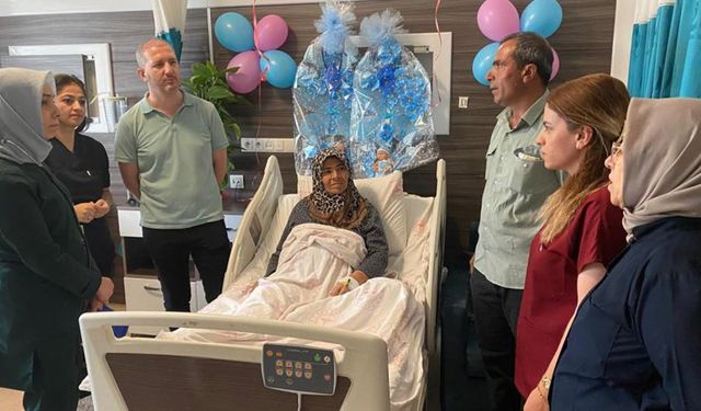 53 yaşındaki kadın ikiz bebek dünyaya getirdi