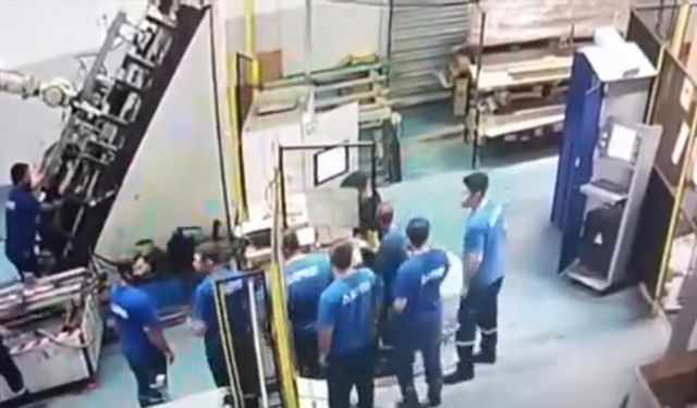 Fabrikada feci iş kazası: Makine sırtına saplandı!