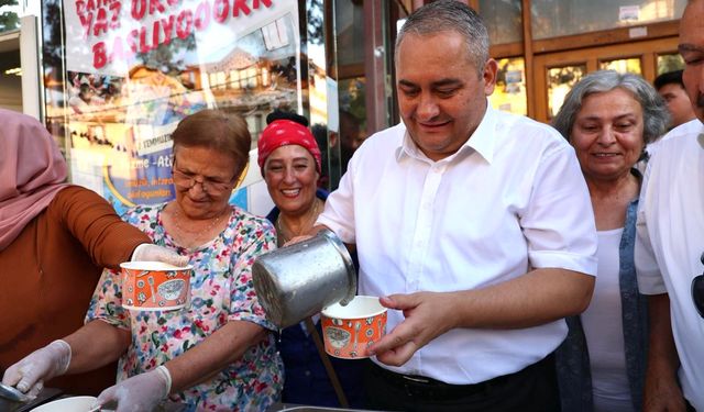 Keçiören Belediye Başkanı Özarslan aşure dağıttı