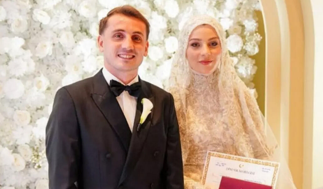 Kerem Aktürkoğlu'nun eşiyle verdiği poz sosyal medyayı salladı!