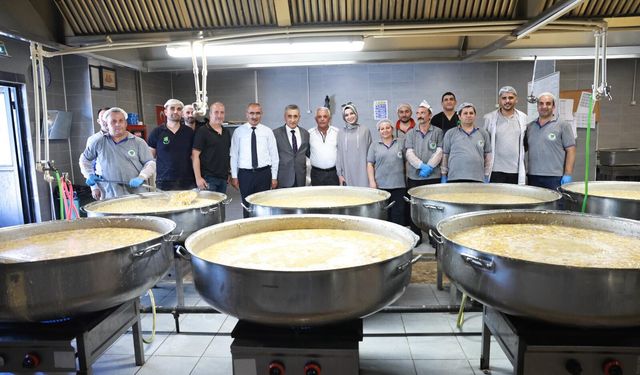 30 STK el ele verdi: Mamak’ta aşure kazanları dayanışma için kaynadı