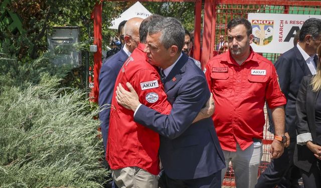 CHP Genel Başkanı Özel'den AKUT'a taziye ziyareti