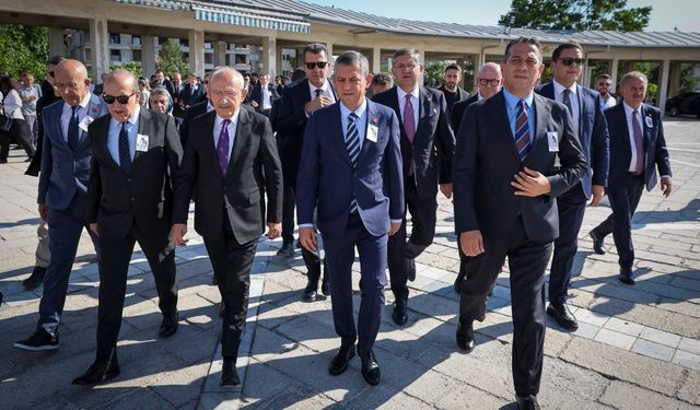 Özgür Özel ve Kemal Kılıçdaroğlu, cenazede bir araya geldi!