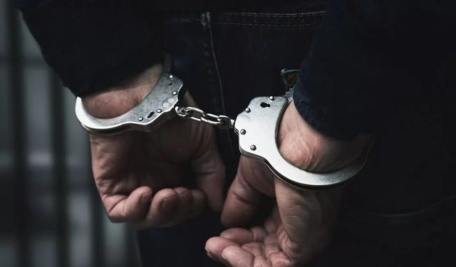 Polisin silahını almaya çalışan şahıs, gözaltında!