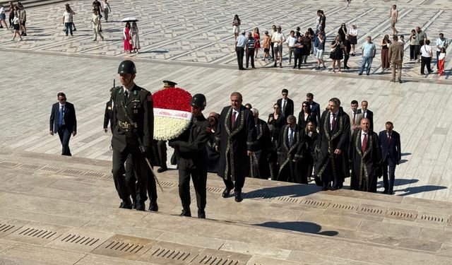 Uyuşmazlık Mahkemesi'nden Anıtkabir'e 80. yıl ziyareti