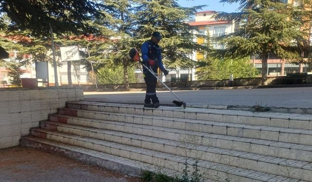 Akyurt Belediyesi okulları titizlikle temizledi