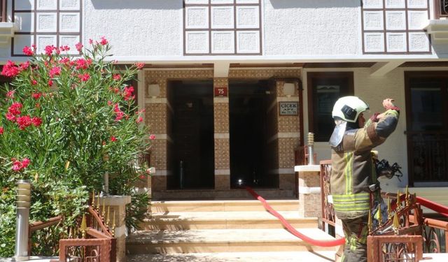 Çankaya'da 3 katlı apartmanda korkutan yangın! Mahalleli sokağa döküldü