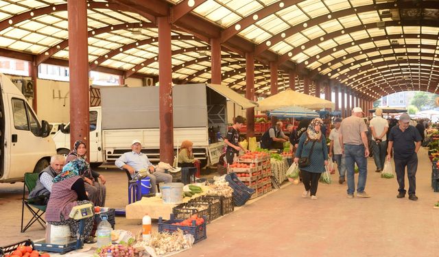 Doğal ve taze ürünler hafta sonları Köylü Pazarı’nda