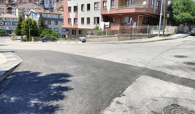 Fren yerine gaza basan sürücü iki kadına çarptı