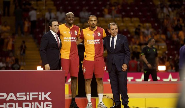 Galatasaray'da Osimhen ve Sane için imza töreni düzenlendi