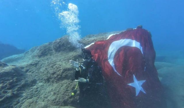 Denizin altında işaret diliyle İstiklal Marşı