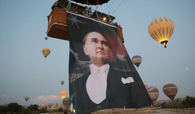 Kapadokya'da 30 Ağustos: Balonlar Türk bayraklarıyla donatıldı