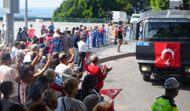 Zafer Bayramı kutlamalarına turistler de katıldı