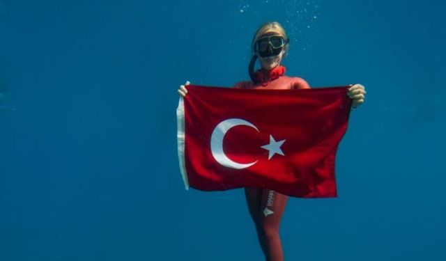 Şahika Ercümen, batık tankın üzerinde Türk Bayrağı açtı