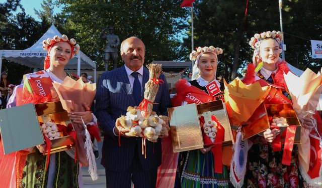 Sarımsak Festivali’nin en güzeli seçilmek için yarıştılar