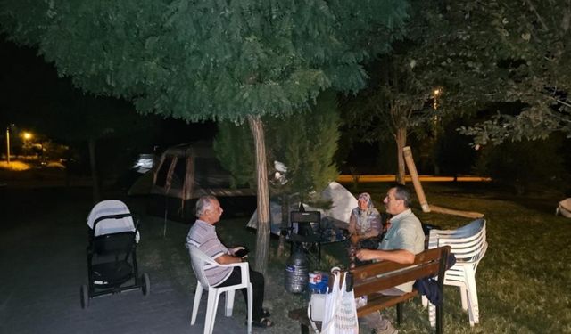Sındırgı’da deprem korkusu dinmiyor: Vatandaşlar geceyi dışarda geçiriyor