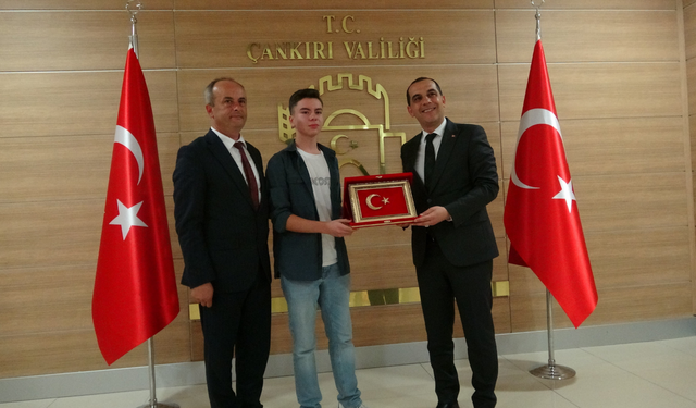 Ters dönen Türk bayraklarını düzelten öğrenci gündem oldu