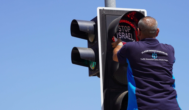 Trafik ışıklarındaki “Free Gaza” ve “Stop Israel” mesajlarıyla zulme tepki