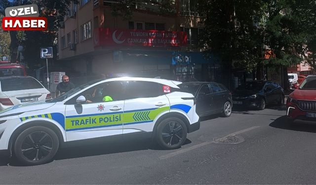 Kızılay'da park edilmiş araçlara polis müdahalesi