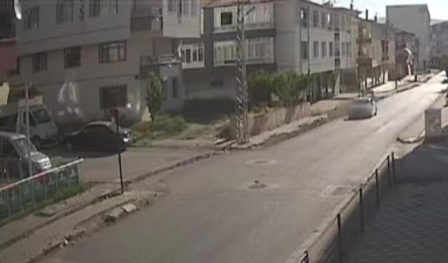 Yenikent’te kavşakta meydana gelen kaza kameraya yansıdı