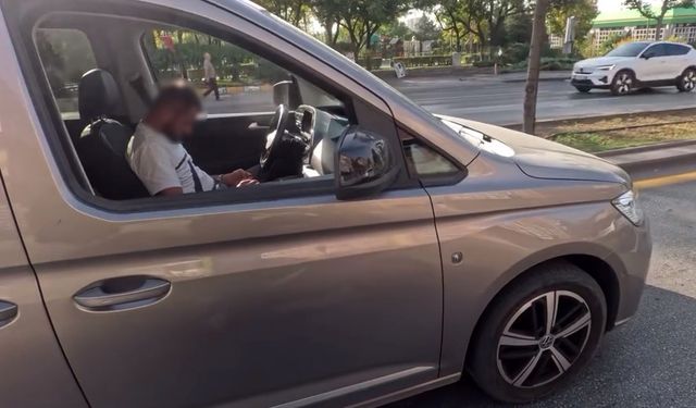 Trafikte uyuklayan sürücüyü motosikletli uyandırdı