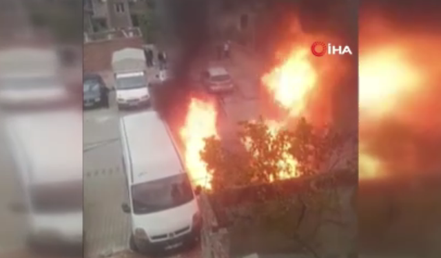 Park halindeki otomobil alev alev yandı! Yangın iki araca sıçradı