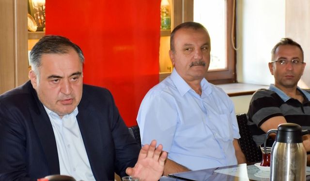 Nallıhan Belediye Başkanı pazarcı esnafıyla bir araya geldi