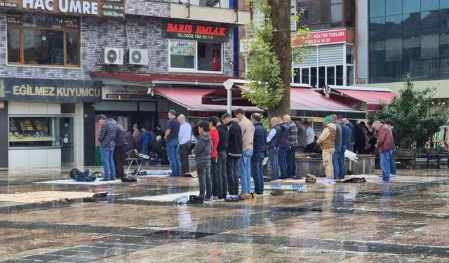 Sağanak yağışın altında cuma namazı kıldılar