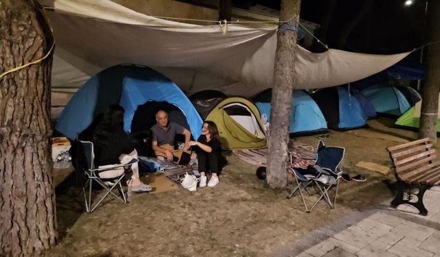 Sındırgı’da artçı depremler sürüyor: Vatandaşlar geceyi çadırlarda geçiriyor