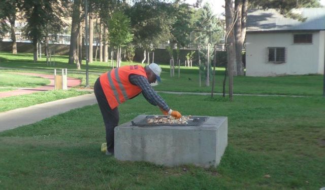 Temizlik görevlisinden örnek davranış