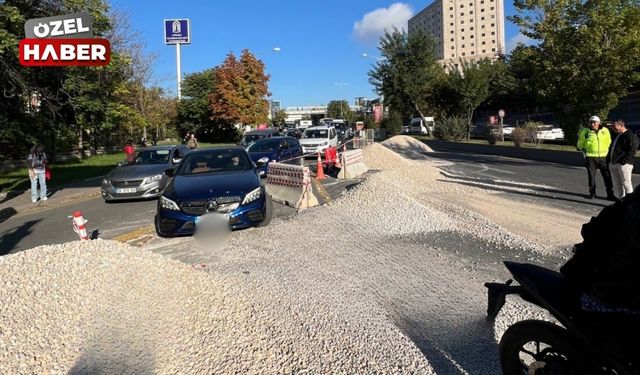 Cadde ortasına dökülen taşlar trafiği kilitledi