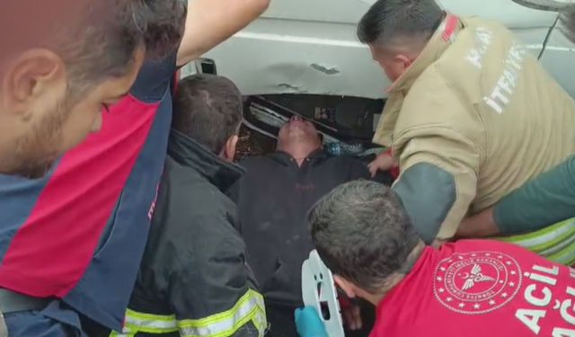 Minibüs elektrik direğine çarptı: Ortalık can pazarına döndü!