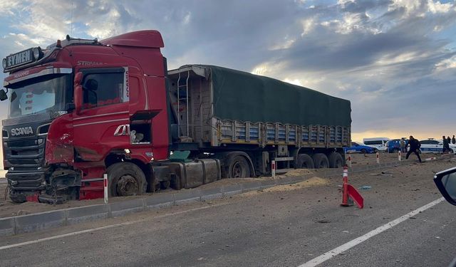 Okul servisiyle tır çarpıştı: Çok sayıda yaralı var!