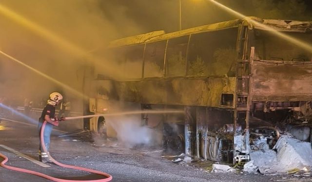 Yolcu otobüsü alev alev yandı: Geriye demir yığını kaldı