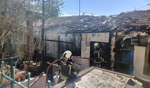 Sincan’da bir gecekondu kül oldu