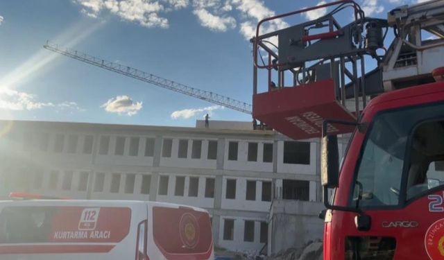 Yevmiyelerini alamayan işçiler çatıya çıktı!