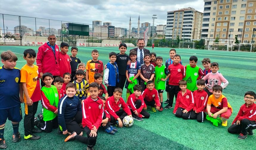 Geleceğin futbolcularına Başkan Demirel'den ziyaret
