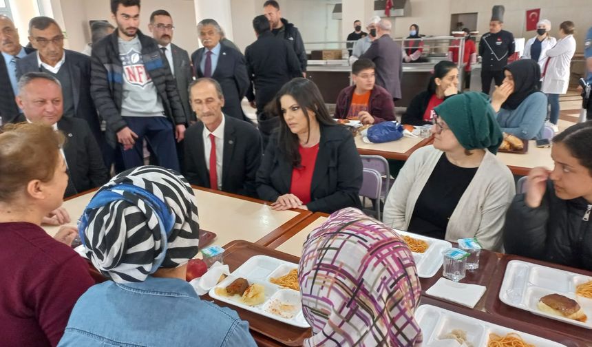 Jülide Sarıeroğlu, depremzede vatandaşlarla bir araya geldi.