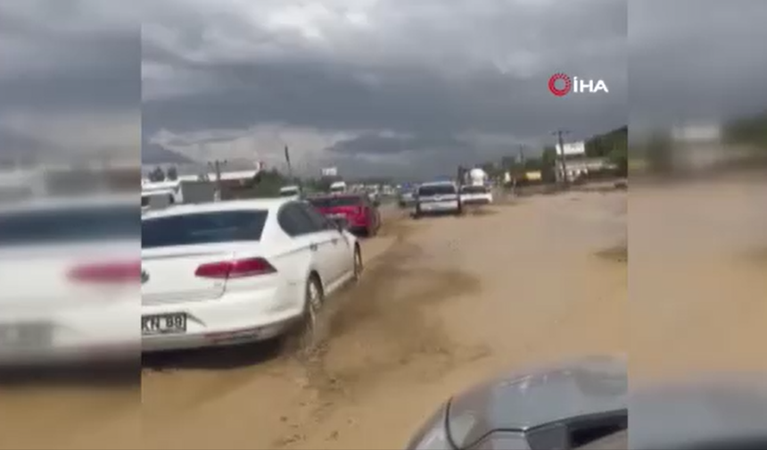 Kuvvetli yağış, Elmadağ’daki yolların bozulmasına sebep oldu