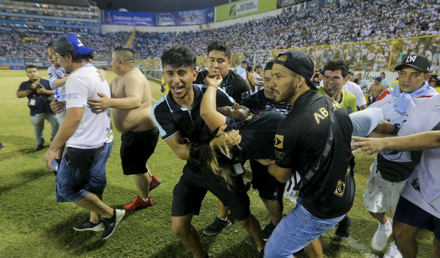 Tribünlerde izdiham yaşandı! Çok sayıda taraftar hayatını kaybetti