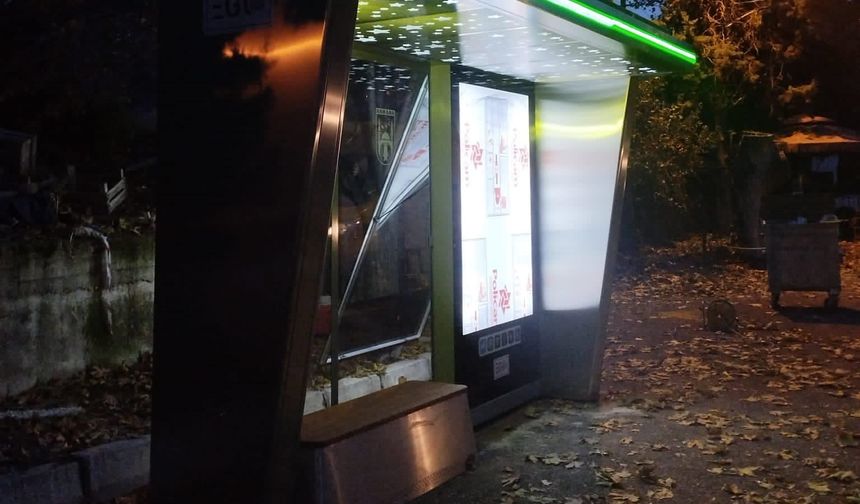 Büyükşehir’den Güdül’e ‘akıllı durak’ dokunuşu! Muhtar istedi, ekipler yaptı