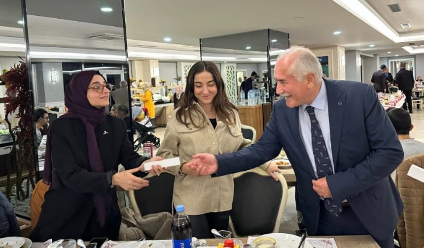 Güdül’ün öğretmenleri bu yemekte bir araya geldi! Emekli öğretmenler unutulmadı