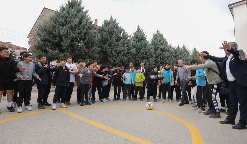 Sincan Belediye Başkanı Murat Ercan, gençlerle sohbet edip futbol oynadı