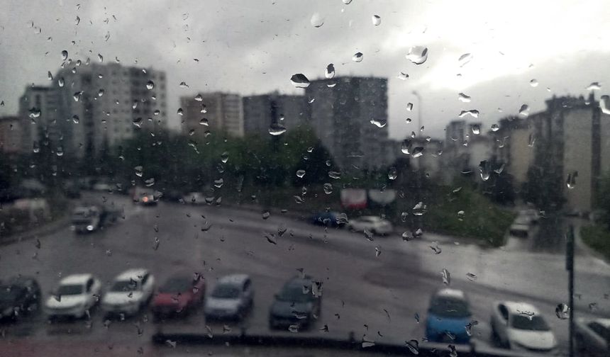 Ankara'da beklenen fırtına ve sağanak yağış başladı!