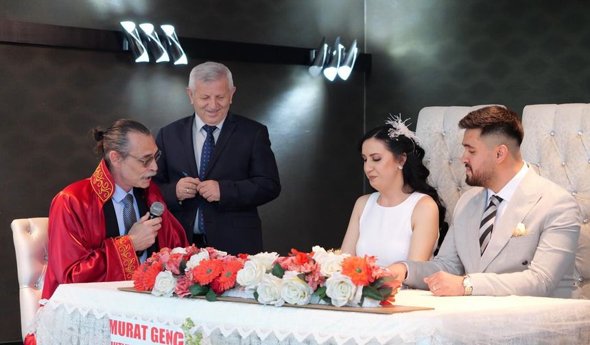 Başkan Erdal Beşikçioğlu ilk nikahını kıydı