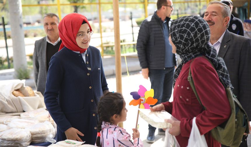 Akyurt Belediye Başkanı Ayık, pazar esnafını ziyaret etti