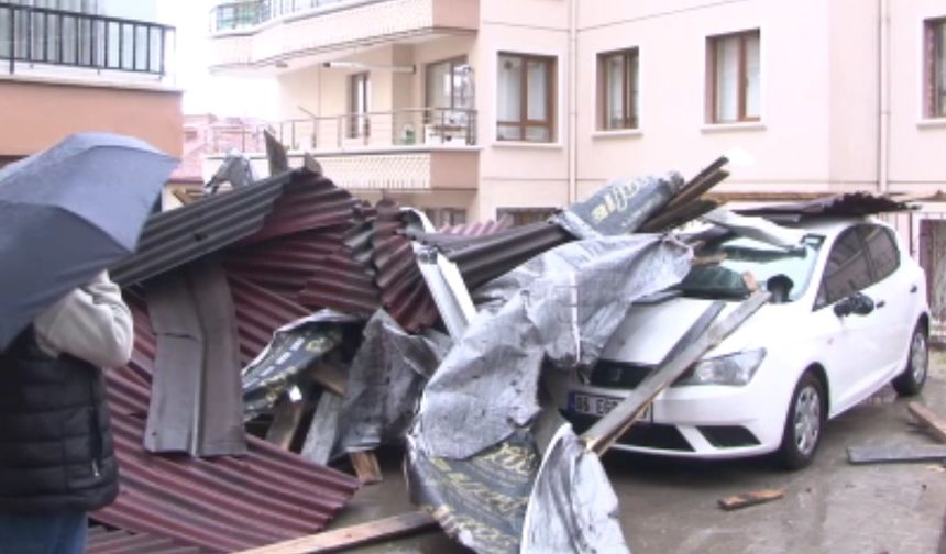Ankara'da fırtına etkisini sürdürüyor: Apartmanın çatısı, otomobillerin üzerine uçtu!