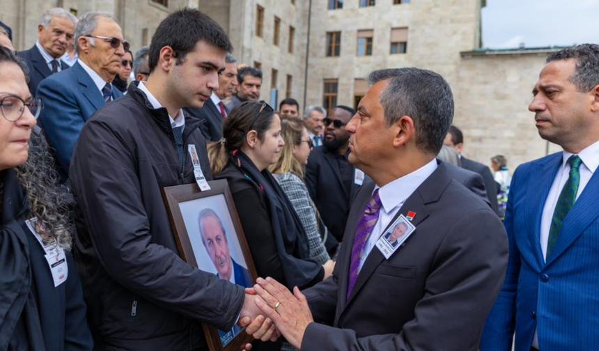 Özgür Özel, eski Diyarbakır milletvekilinin cenazesine katıldı