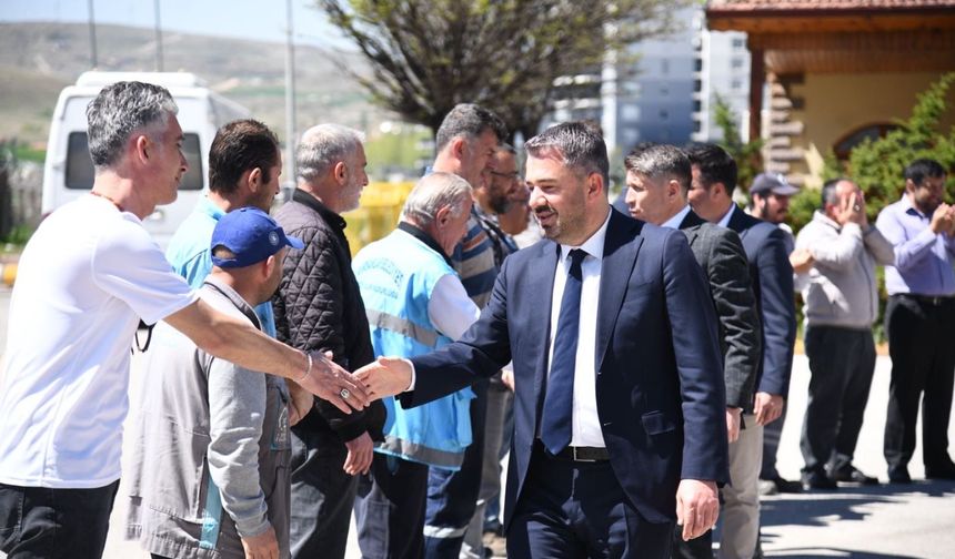 Pursaklar Belediye Başkanı Ertuğrul Çetin, belediye personeliyle bayramlaştı