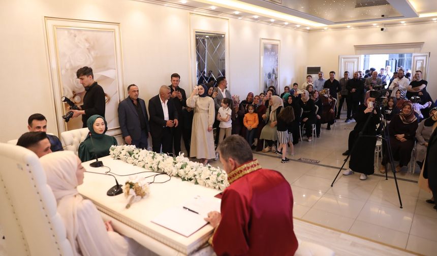Pursaklar Belediye Başkanı Ertuğrul Çetin, genç çiftin nikahını kıydı